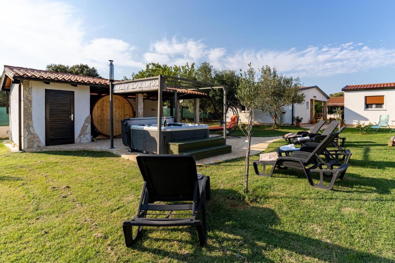 Holiday Home Kerniat Pula Exteriör bild